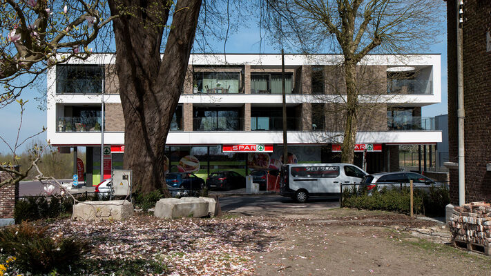 Buurtwinkel met appartementen
