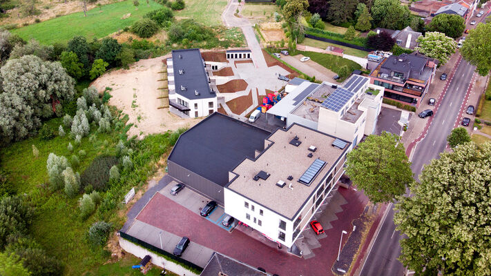 Buurtwinkel met appartementen