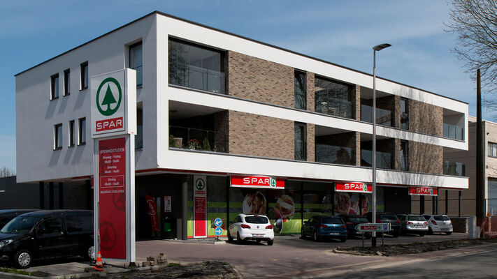 Buurtwinkel met appartementen